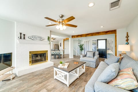 Lakeside Retreat: Large Spacious Home w/ Game Room House in Tool