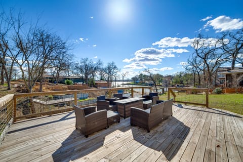 Lakeside Retreat: Large Spacious Home w/ Game Room House in Tool