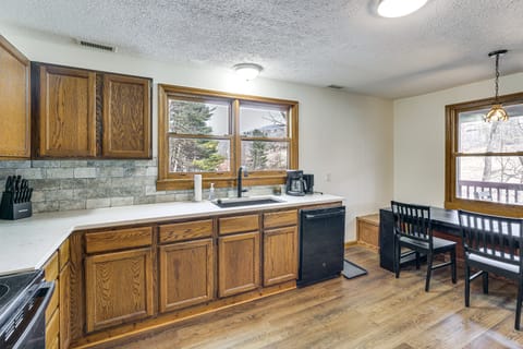 ‘Raley's Retreat’ w/ Hot Tub: 2 Mi to Dtwn Boone! House in Boone