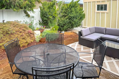 Walk to Town & Beaches! Cozy Home in Coeur d'Alene House in Coeur dAlene