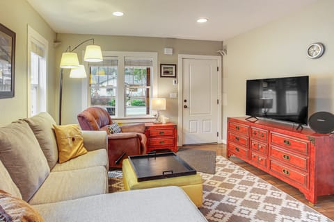 Walk to Town & Beaches! Cozy Home in Coeur d'Alene House in Coeur dAlene