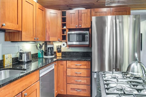 Walk to Town & Beaches! Cozy Home in Coeur d'Alene House in Coeur dAlene