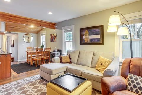 Walk to Town & Beaches! Cozy Home in Coeur d'Alene House in Coeur dAlene