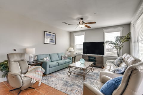 Beach + Pool Access: Resort Getaway in Galveston! Apartment in Galveston Island