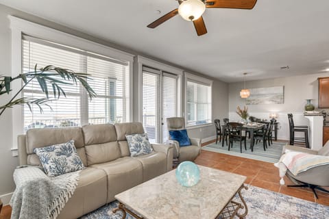 Beach + Pool Access: Resort Getaway in Galveston! Apartment in Galveston Island