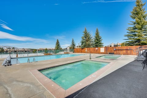 Inviting & Cozy Fraser Condo: Steps to Ski Shuttle Apartment in Fraser