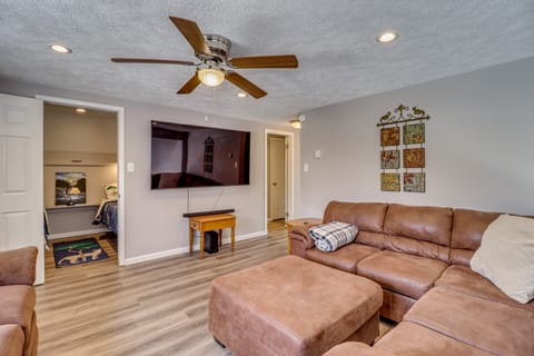 Cabin in Lakeside Community! Poconos Getaway House in Tunkhannock Township