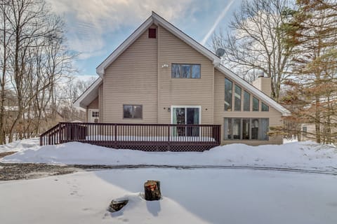 Cabin in Lakeside Community! Poconos Getaway House in Tunkhannock Township