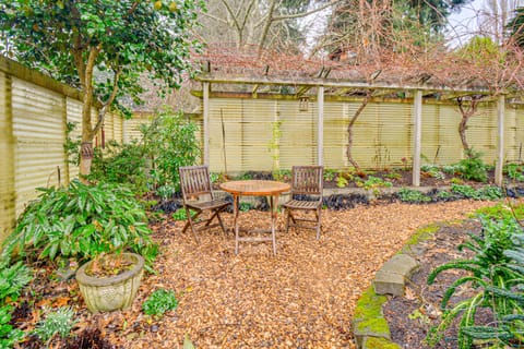 Walk to Irondale Beach Park! Family Haven w/ Yard House in Puget Sound