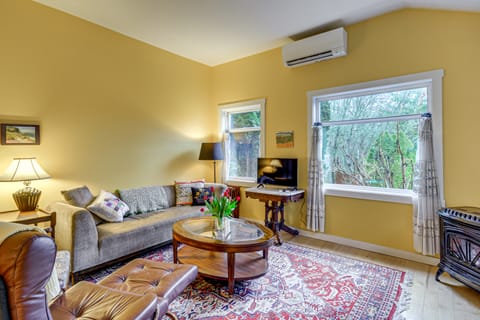 Walk to Irondale Beach Park! Family Haven w/ Yard House in Puget Sound