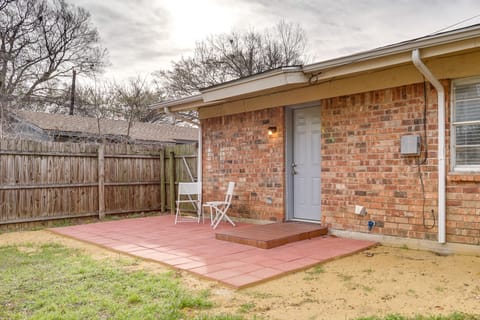Game Day Location! Arlington Home w/ Private Yard Apartment in Arlington