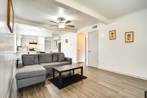3 Mi to AT&T Stadium! Convenient Unit w/ Patio Apartment in Arlington