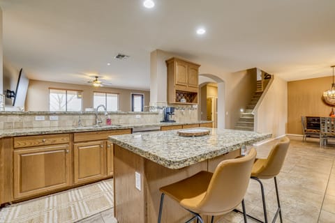 5 Mi to San Tan Mtn: Group Getaway in Queen Creek! House in Johnson Ranch