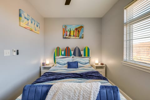 Surfboard-Themed Huddleston Studio w/ Beach Access Apartment in Smith Mountain Lake