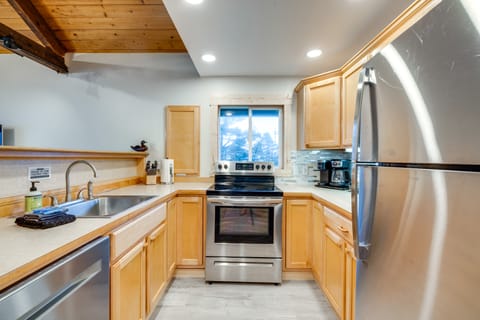 Cape House Retreat: Riverfront w/ Beach Access! House in Pacific City