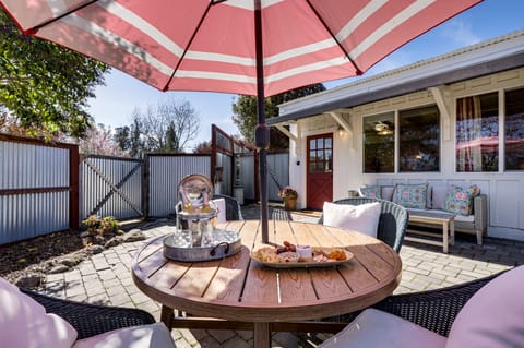 'Red Barn Guest Cottage' Wine Country Escape Apartment in Forestville