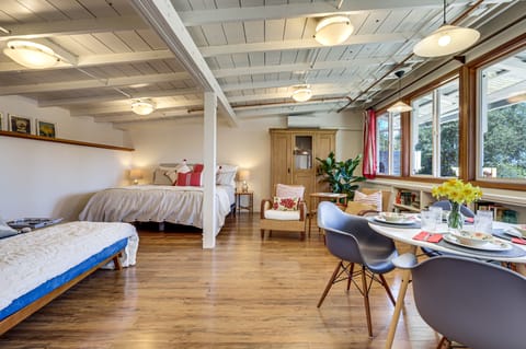 'Red Barn Guest Cottage' Wine Country Escape Apartment in Forestville