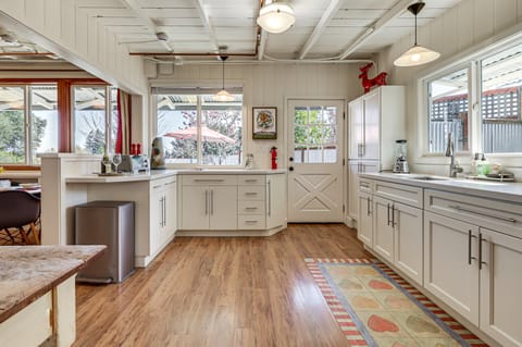 'Red Barn Guest Cottage' Wine Country Escape Apartment in Forestville