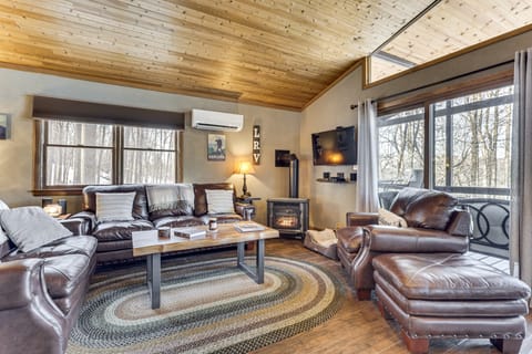 Peaceful Nature Retreat w/ Hot Tub in Lost City! House in Shenandoah Valley