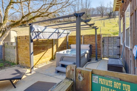 Private Hot Tub, Deck & Mtn Views! Hickman Retreat Apartment in Tennessee