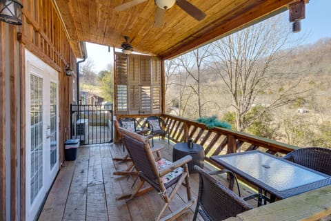 Private Hot Tub, Deck & Mtn Views! Hickman Retreat Apartment in Tennessee