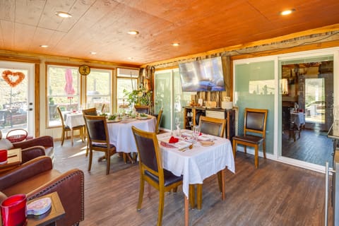 Private Hot Tub, Deck & Mtn Views! Hickman Retreat Apartment in Tennessee