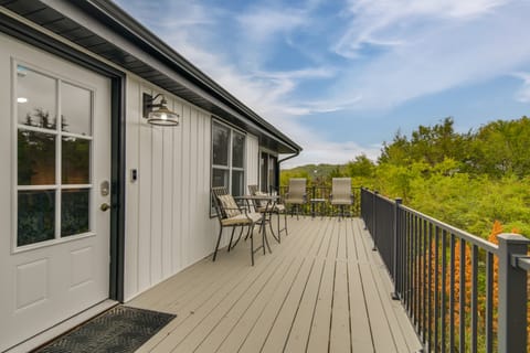 Steps to Table Rock Lake! Family Escape w/ 2 Decks House in Indian Point