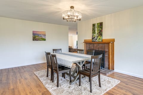 Stay Near San Pablo Bay! Home w/ Deck, Yard & View House in Richmond