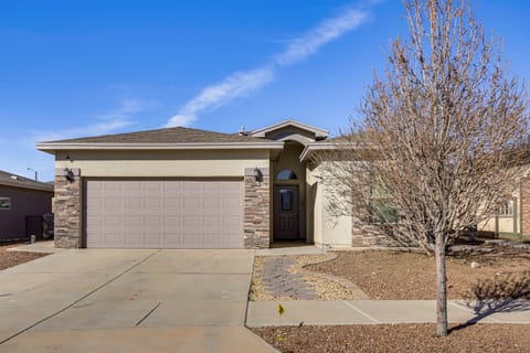 Near Parks & Venues: Upper Valley Family Home! House in El Paso