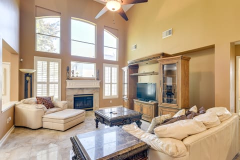 3,500-Sq-Ft Retreat w/ Private Yard in Sugar Land! House in Sugar Land