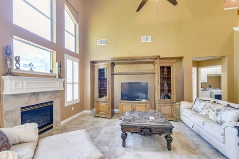 3,500-Sq-Ft Retreat w/ Private Yard in Sugar Land! House in Sugar Land