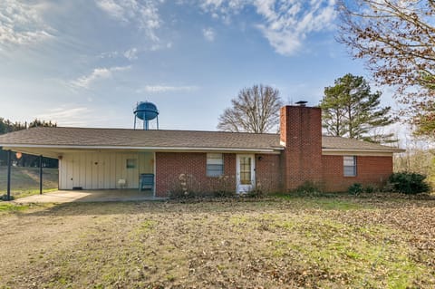 2 Mi to MSU Campus! Family Abode w/ Spacious Yard House in Mississippi