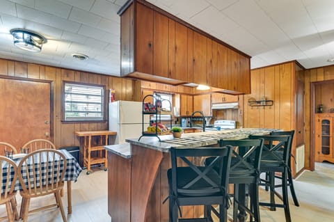 2 Mi to MSU Campus! Family Abode w/ Spacious Yard House in Mississippi