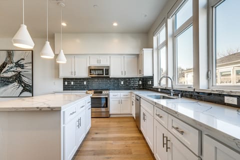 Walkable! Extended Stay 1 Mi to Dtwn Sacramento Apartment in Sacramento