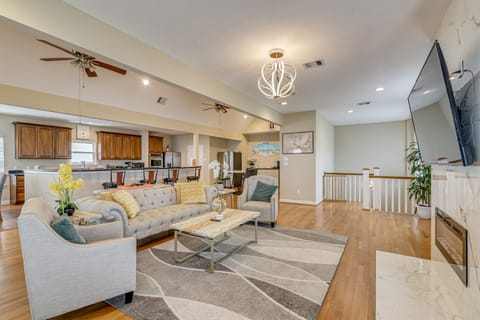 Saltwater Pool! Epic Galveston Bay Group Getaway! House in San Leon