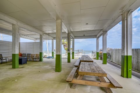 Saltwater Pool! Epic Galveston Bay Group Getaway! House in San Leon