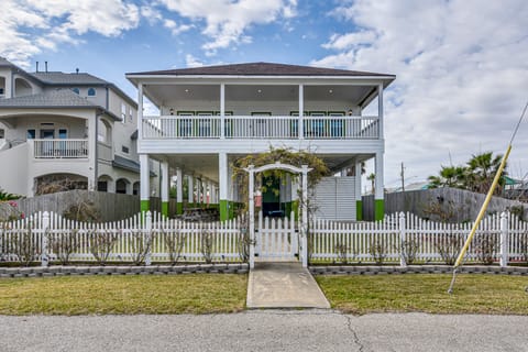 Saltwater Pool! Epic Galveston Bay Group Getaway! House in San Leon