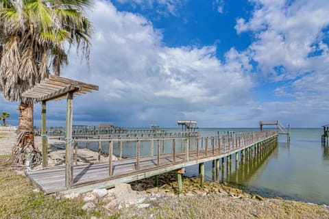 Saltwater Pool! Epic Galveston Bay Group Getaway! House in San Leon