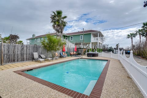 Saltwater Pool! Epic Galveston Bay Group Getaway! House in San Leon