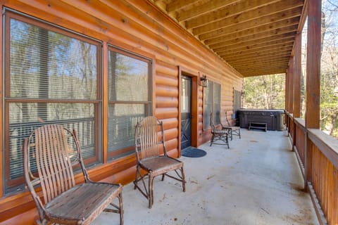Steps to Nat’l Forest Trails: Quiet Ellijay Cabin House in Georgia