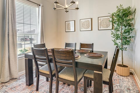 Texas A&M Game Day Hub: Family Retreat w/ Yard House in Bryan