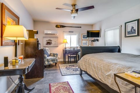 Sunroom & Dock Access at Lake Freeman Studio! Apartment in Indiana