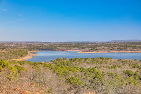 'Scenic Overlook' - Luxe Greers Ferry Hideaway! House in Fairfield Bay