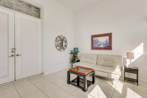 Near Apollo Beach! Bright Apt w/ Essentials Apartment in Ruskin