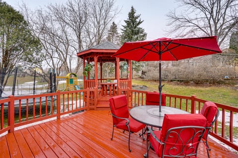Deck & Outdoor Dining! Spacious St Paul Getaway House in Maplewood