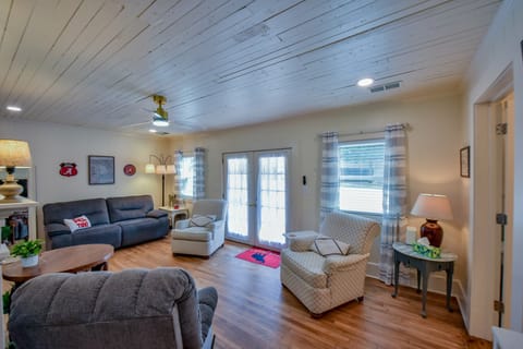 1 Mi to UA Campus: Walkable Midtown Getaway! House in Tuscaloosa