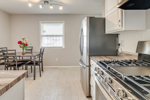 6 Mi to Downtown Columbus: Quiet Home w/ Yard House in Ohio