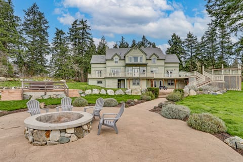 Hot Tub & Pond View! Private Friday Harbor Retreat House in Friday Harbor