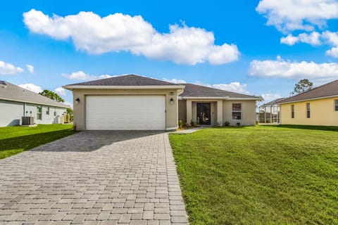 Canal-Front Fun! Fish & Relax in Cape Coral House in Cape Coral