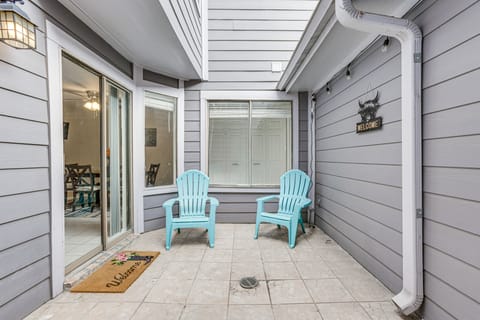 Lake-View Townhome w/ Pool Access in Houston Area! Apartment in Missouri City